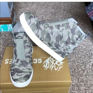 GC. Shoes Womens Raja Camo wedge Size 10 In Box!!!